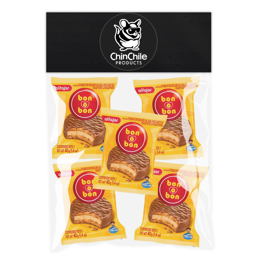 Una Bolsa ChinChile llena de seis Bon o Bon Alfajores envueltos en un envoltorio amarillo.