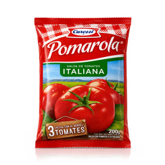Paquete de salsa de tomate italiana Pomarola sobre fondo blanco