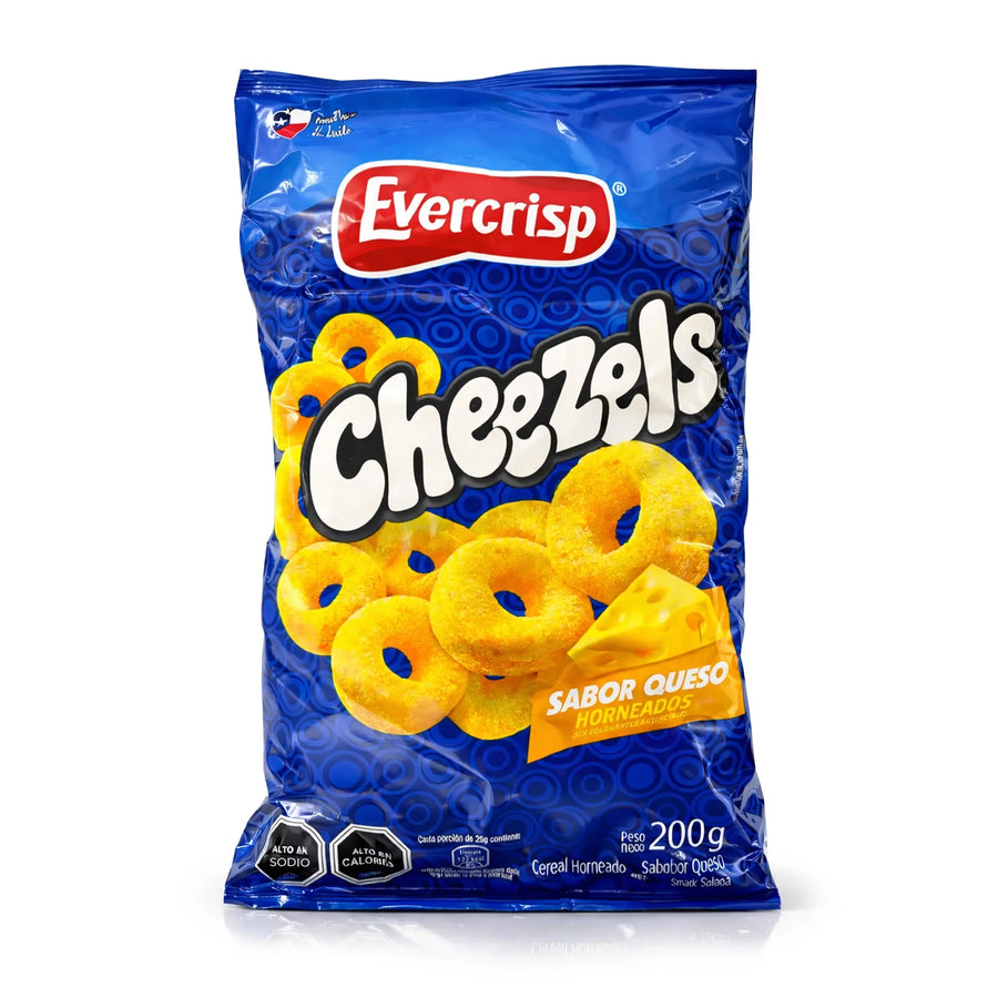Bolsa de aperitivos con sabor a queso Evercrisp Cheezels sobre fondo blanco