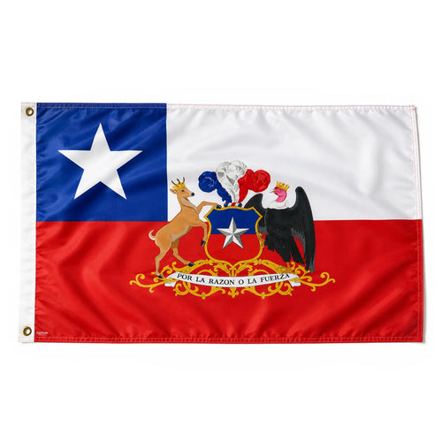 Una bandera chilena con el escudo nacional, representada en plano sobre un fondo blanco liso. La bandera tiene una franja superior blanca con ojales metálicos en el lado izquierdo.