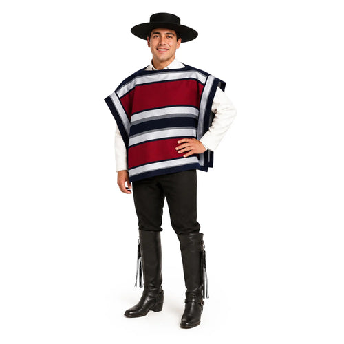 Hombre vestido con la manta tradicional chilena de huaso en azul marino y rojo, un poncho de huaso azul marino con rayas rojas y blancas, y un sombrero y unas botas de huaso negros.