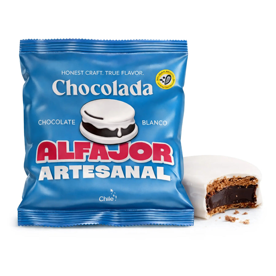 Paquete azul de Chocolada Alfajor Artesanal con un alfajor mordido sobre fondo blanco.