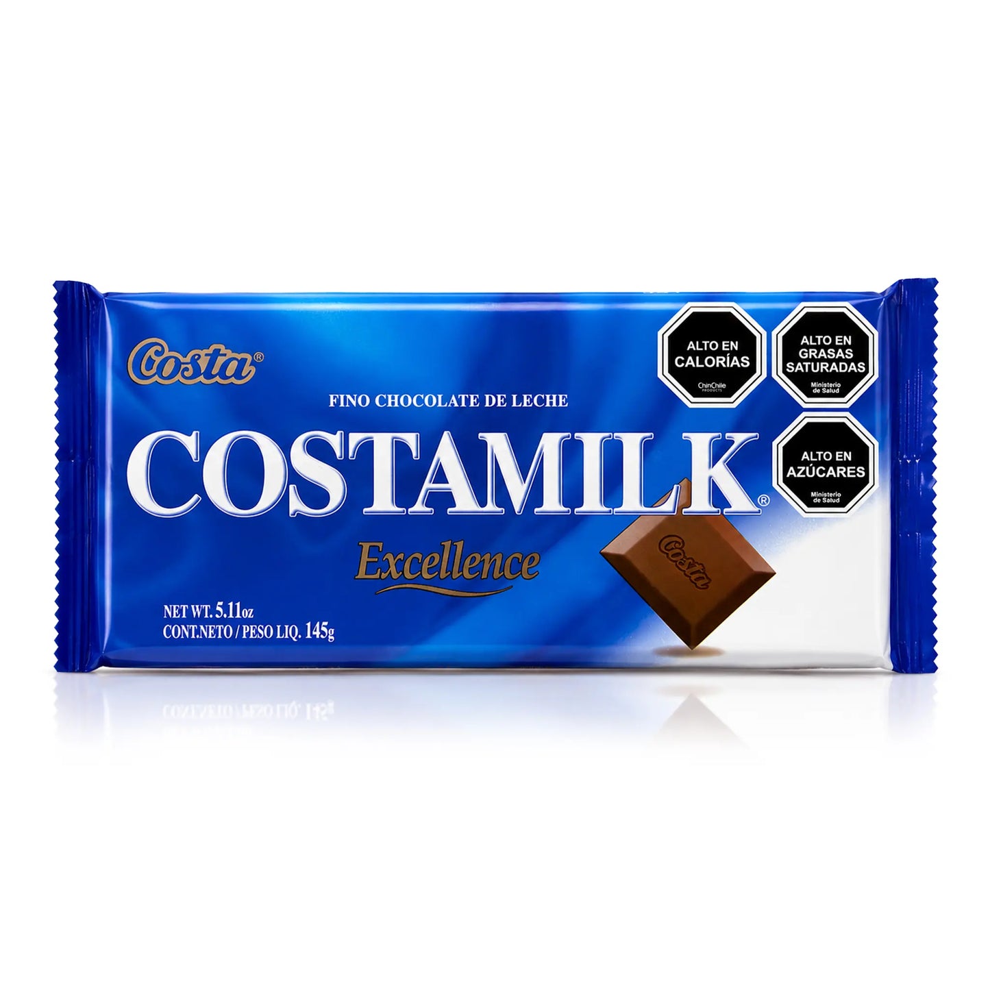 Una tableta de chocolate azul «Costa Costamilk Excellence» sobre un fondo blanco con un suave reflejo.