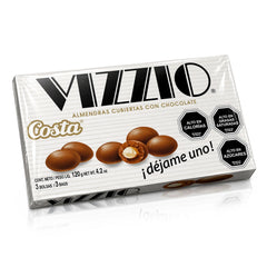 Envase de almendras recubiertas de chocolate Vizzao Costa sobre fondo blanco