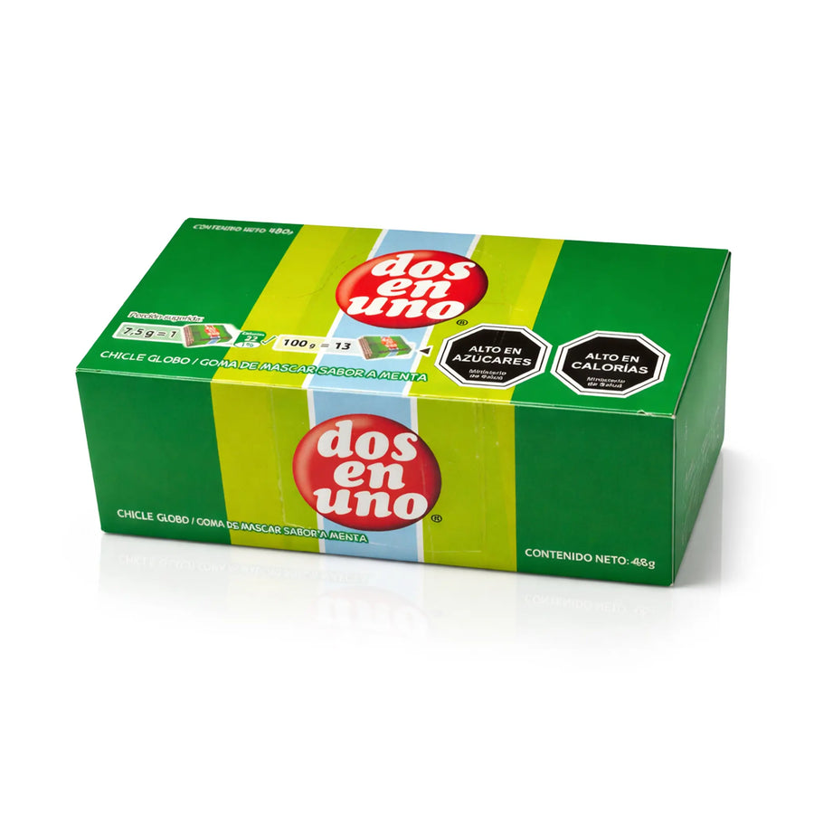 Caja verde de caramelos «dos en uno» con un logotipo rojo sobre fondo blanco