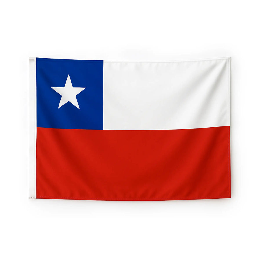 Bandera de Chile colgada sobre fondo blanco.