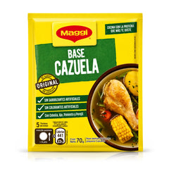 Un paquete de la mezcla de condimentos «Maggi Base Cazuela», con un diseño de envase en tonos amarillo y verde vivos en el que se muestra, en la parte delantera, un plato de sopa de pollo y verduras ya preparada.