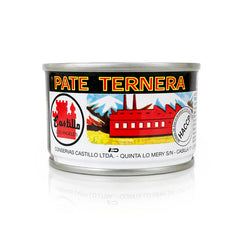 Lata de paté de ternera con la etiqueta de la marca Castillo sobre fondo blanco