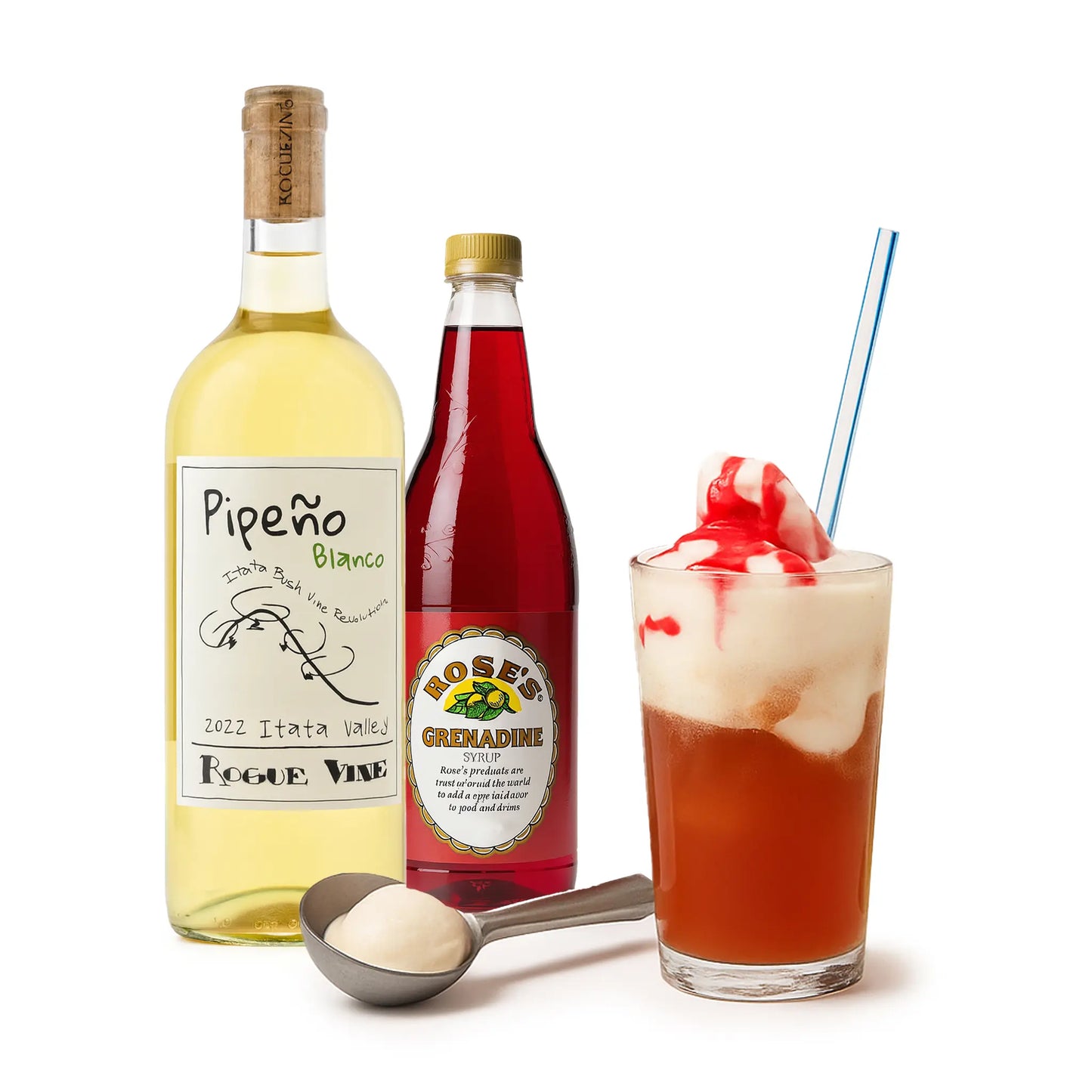 Dos botellas de Pipeón Blanco y Rose's Grenadine, un vaso de un cóctel rojo con helado y una pajita, y una cuchara con una sustancia blanca sobre fondo blanco.