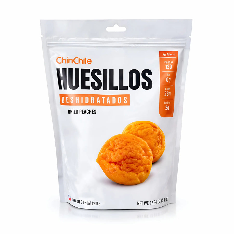 Envase de melocotones secos «Huesillos» con la marca y los detalles del producto sobre fondo blanco