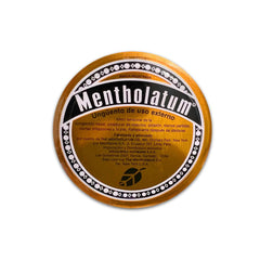 Una pequeña lata naranja y dorada de Mentholatum importada de Chile.