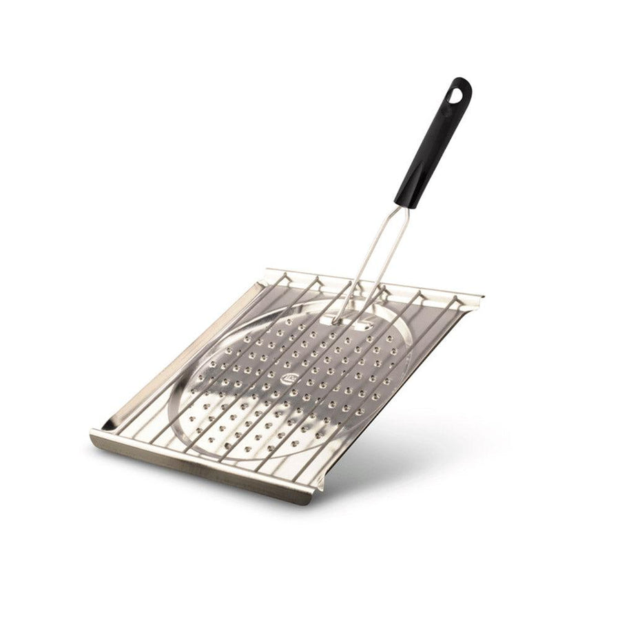 Una tostadora chilena de acero inoxidable con mango de plástico negro.