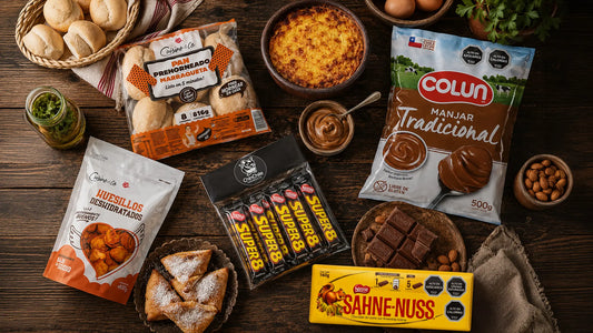 Mesa chilena de madera: marraqueta, manjar Colun, barras Super 8, chocolate Sahne-Nuss, huesillos deshidratados, pastel de choclo y sopaipillas