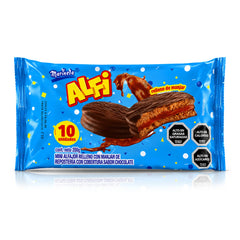 Paquete de alfajores de chocolate Marinela Alfi sobre fondo blanco