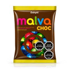 Un paquete de caramelos de malvavisco «Malva Choc» de Ambrosoli, que presenta una bolsa de color marrón oscuro con un borde amarillo en la parte superior e inferior, la inscripción «malva choc» en colores vivos y una ventana circular que permite ver los caramelos envueltos que hay en su interior.