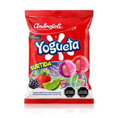 Una bolsa roja con piruletas surtidas de Yogueta sobre un fondo blanco.
