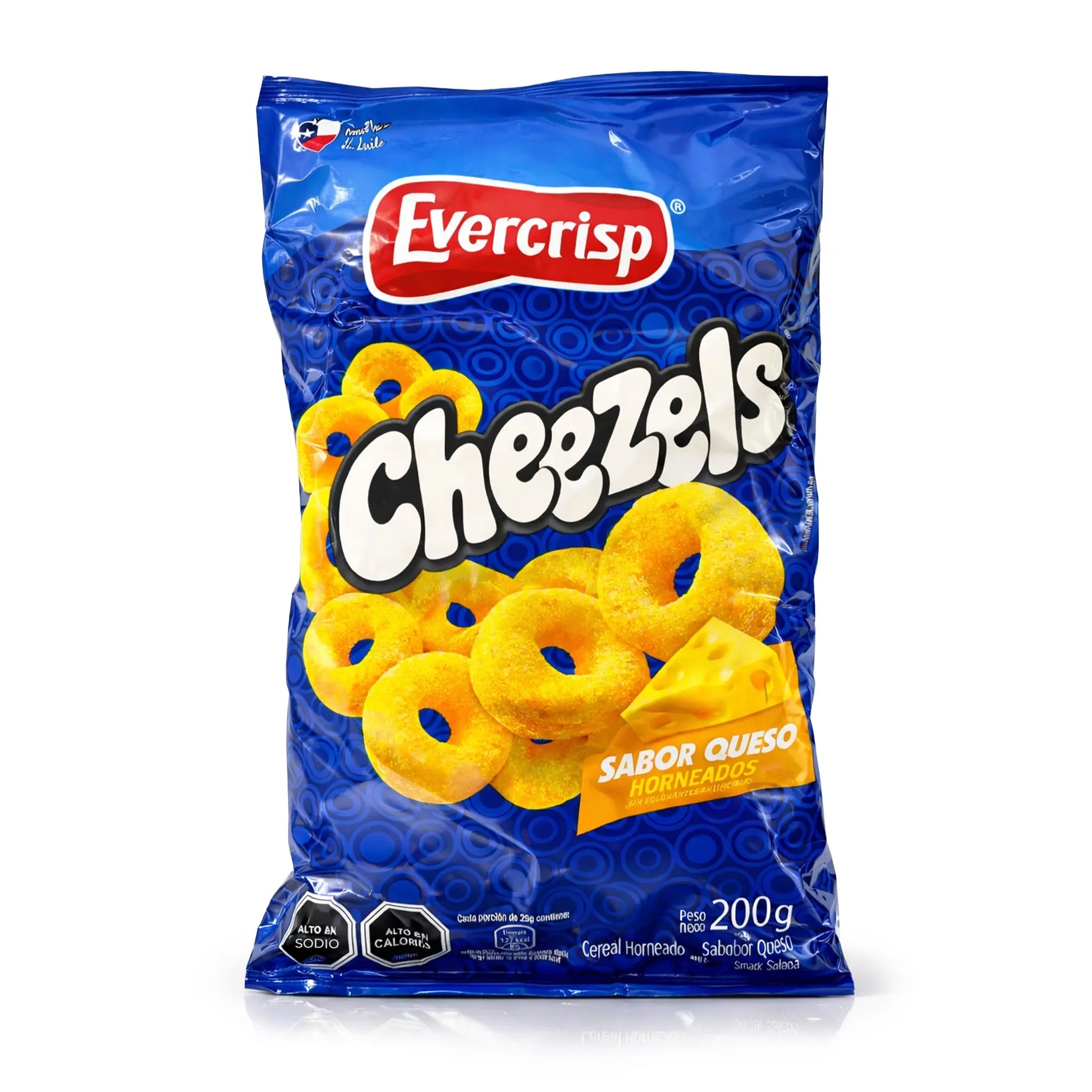 Bolsa de aperitivos con sabor a queso Evercrisp Cheezels sobre fondo blanco