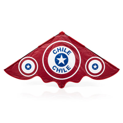 Una cometa con motivos de la selección nacional de Chile, de color rojo, con un gran logotipo circular de «CHILE» en blanco y azul en el centro y dos logotipos a juego a los lados, todo ello sobre un fondo blanco.