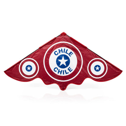 Una cometa con motivos de la selección nacional de Chile, de color rojo, con un gran logotipo circular de «CHILE» en blanco y azul en el centro y dos logotipos a juego a los lados, todo ello sobre un fondo blanco.