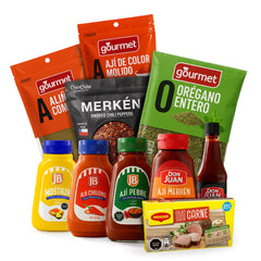 Productos gourmet variados, incluyendo salsas, especias y un paquete sobre fondo blanco.
