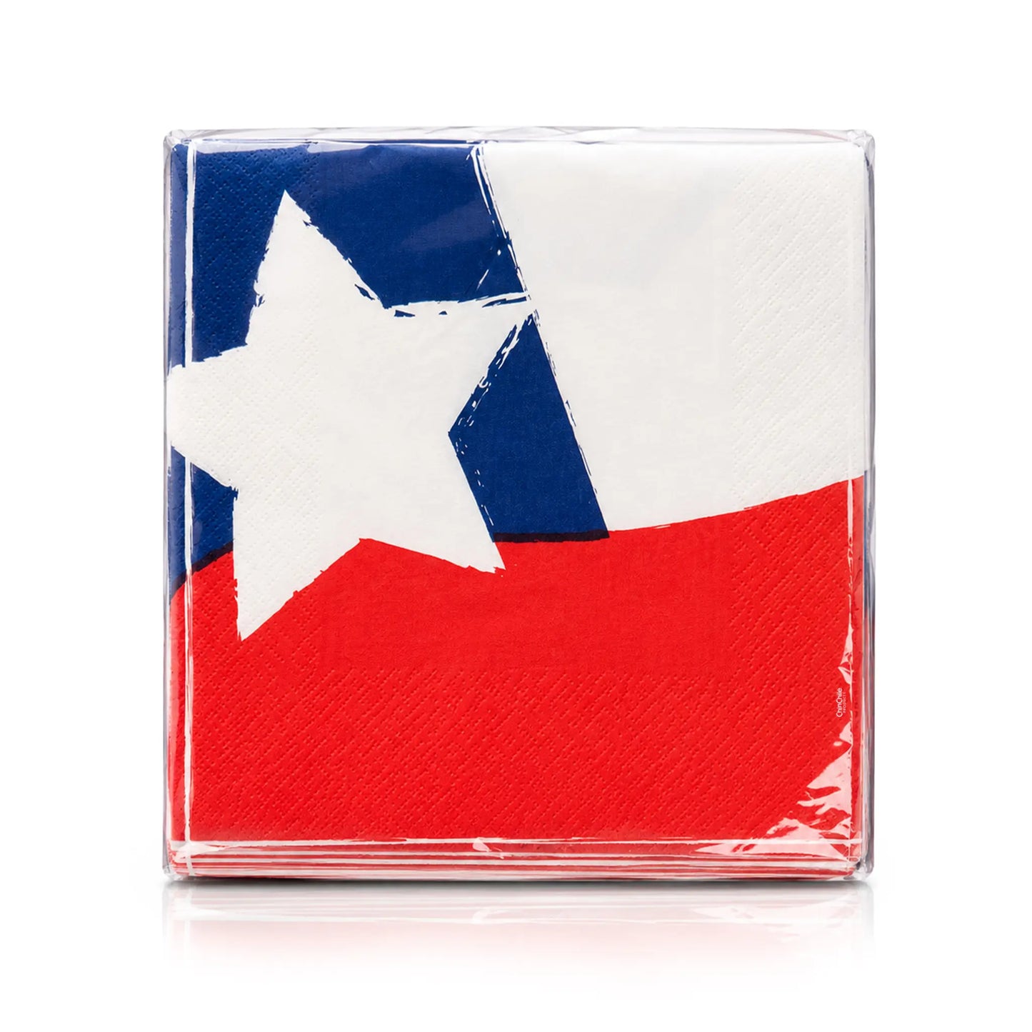 Un paquete de servilletas de papel cuadradas con la bandera chilena estampada, envuelto en plástico transparente sobre un fondo blanco.