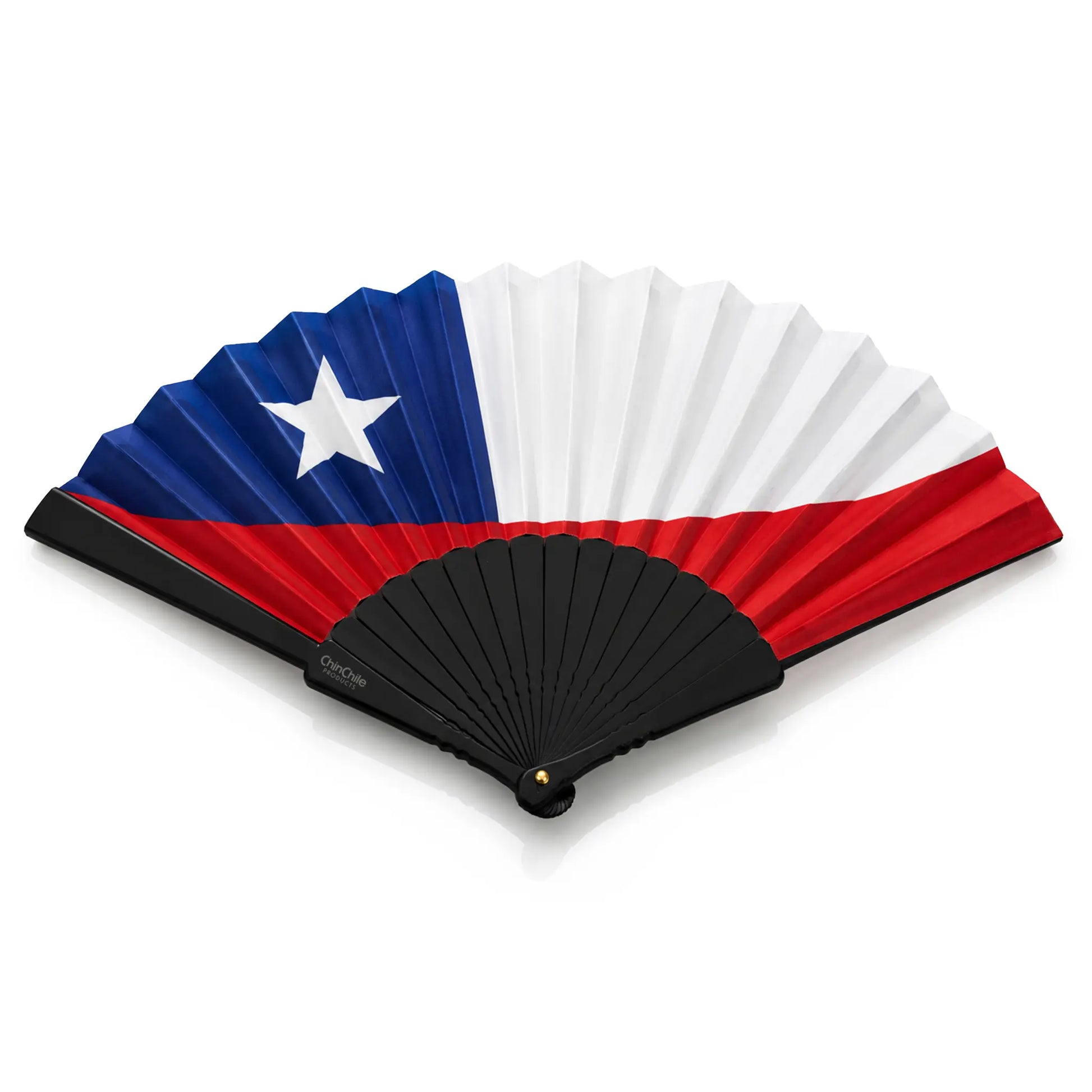 Un abanico plegable estampado con el diseño de la bandera de Chile, que presenta un cantón azul con una estrella blanca, una franja superior blanca, una franja inferior roja y un mango acanalado negro y la parte inferior del abanico, todo ello sobre un fondo blanco.