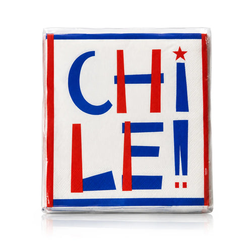 Un paquete de servilletas de papel cuadradas con la palabra «CHILE» impresa en letras recortadas en rojo y azul, en negrita, y con una estrella roja, envuelto en plástico transparente.