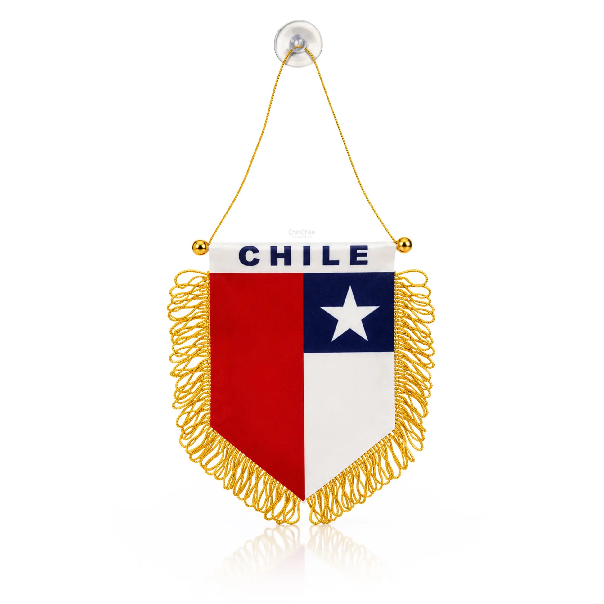 Una pequeña bandera colgante de Chile con flecos dorados, una lengüeta superior blanca en la que se lee «CHILE» y un escudo rojo y blanco con una estrella azul, colgada de un gancho de pared transparente sobre un fondo blanco.