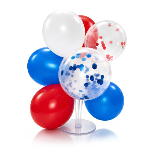 Un surtido de globos festivos chilenos dispuesto sobre un soporte de plástico transparente: globos rojos, blancos y azules, además de dos globos transparentes llenos de confeti rojo y azul, sobre un fondo blanco.