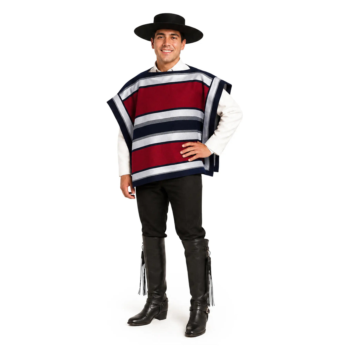 Hombre vestido con la manta tradicional chilena de huaso en azul marino y rojo, un poncho de huaso azul marino con rayas rojas y blancas, y un sombrero y unas botas de huaso negros.