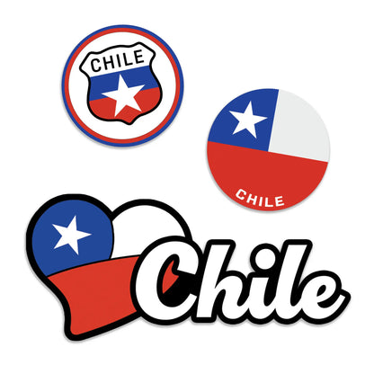 Tres diseños de pegatinas o calcomanías con temática chilena sobre un fondo blanco liso: un escudo circular con la inscripción «CHILE», un parche circular al estilo de una bandera y un diseño con un corazón y la palabra «Chile» en letra cursiva, que combina los colores de la bandera chilena con letras blancas en negrita.