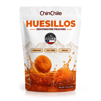 Envase de melocotones secos «Huesillos» con la marca y los detalles del producto sobre fondo blanco