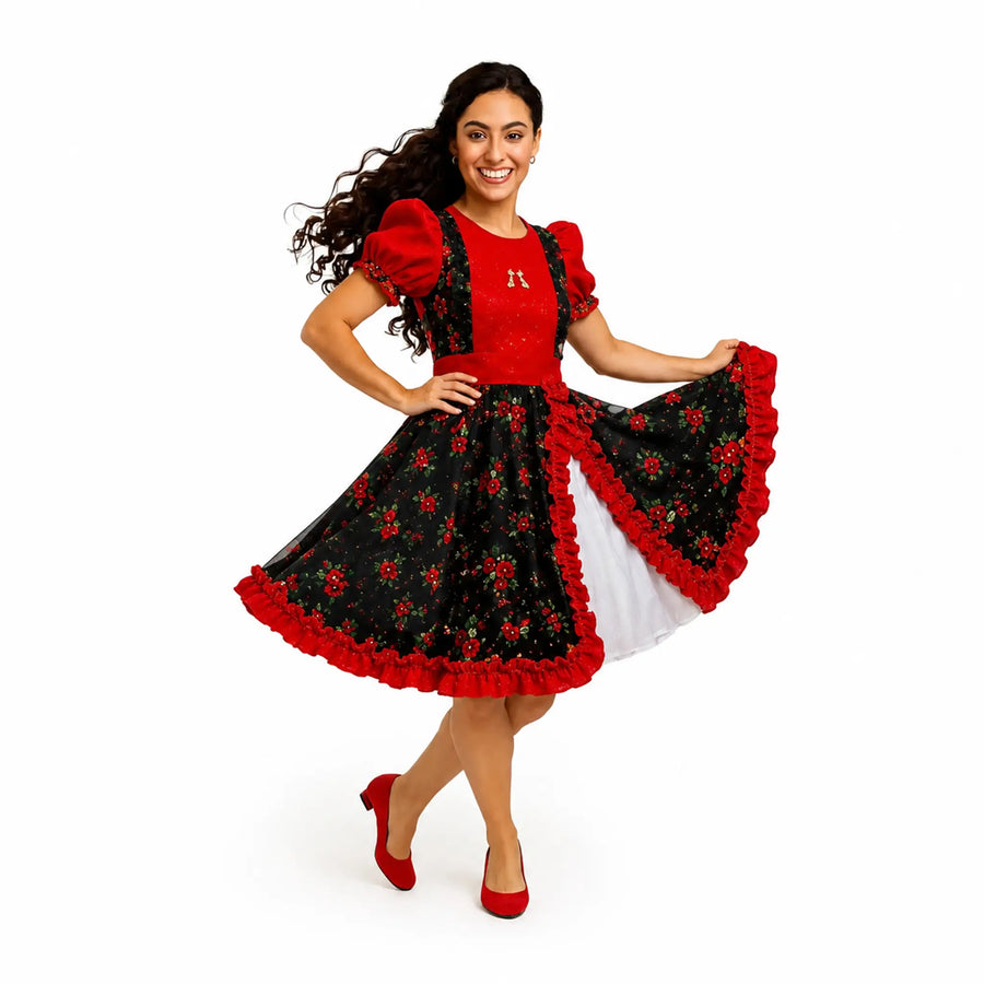 Mujer con un vestido rojo y negro con motivos florales sobre fondo blanco