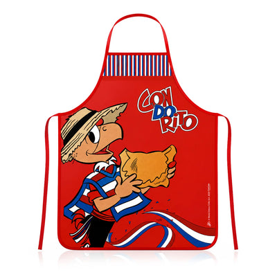 Un delantal rojo con una ilustración de cómic en la que aparece Condorito sosteniendo una empanada. El delantal tiene una tira para el cuello, lazos para la cintura y un panel decorativo a rayas en la parte superior.