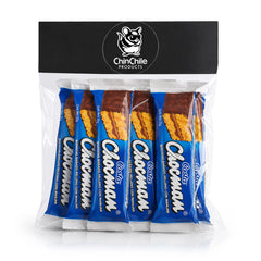 Ocho pasteles Costa en una bolsa de plástico transparente con una tarjeta negra en la parte superior en la que aparece el logotipo de ChinChile Products. Las barritas están envueltas en un envoltorio azul con letras blancas y muestran pasteles recubiertos de chocolate con relleno de dulce de leche.