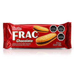 Un solo paquete de galletas de chocolate Costa Frac sobre un fondo blanco limpio con un suave reflejo. El envase es de color rojo brillante, con texto en blanco y amarillo, y muestra dos galletas rellenas de chocolate.