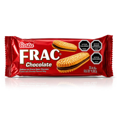 Un solo paquete de galletas de chocolate Costa Frac sobre un fondo blanco limpio con un suave reflejo. El envase es de color rojo brillante, con texto en blanco y amarillo, y muestra dos galletas rellenas de chocolate.