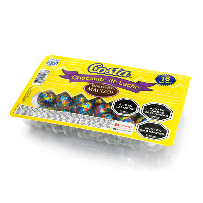 Huevos de chocolate envueltos con una etiqueta amarilla de Costa sobre fondo blanco