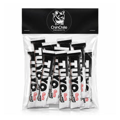 Una bolsa de 10 unidades de chocolate Tuyo con envases blancos y negros sobre un fondo blanco.