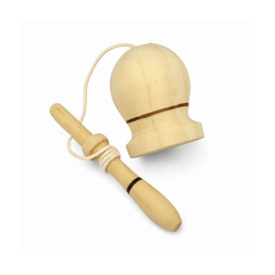 Taza de madera y juego de pelota sobre fondo blanco