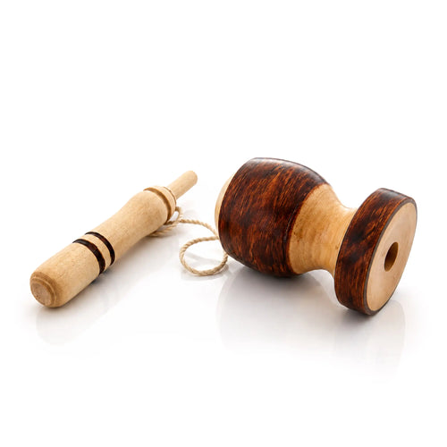 Un juego de madera compuesto por una bola y una copa, con un mango de madera clara natural, el cuerpo de madera marrón oscuro y un pequeño lazo de cordel natural, fotografiado sobre un fondo blanco liso.