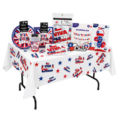 El lote «Fiestas Patrias» sobre una mesa cubierta con el mantel blanco «Viva Chile»: platos, vasos y servilletas de papel empaquetados con el diseño de la estrella de «Viva Chile», una guirnalda de 5 m, un juego de ocho globos con motivos de Chile, una bandera chilena doblada y pegatinas con corazones y insignias de Chile.