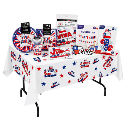 El lote «Fiestas Patrias» sobre una mesa cubierta con el mantel blanco «Viva Chile»: platos, vasos y servilletas de papel empaquetados con el diseño de la estrella de «Viva Chile», una guirnalda de 5 m, un juego de ocho globos con motivos de Chile, una bandera chilena doblada y pegatinas con corazones y insignias de Chile.