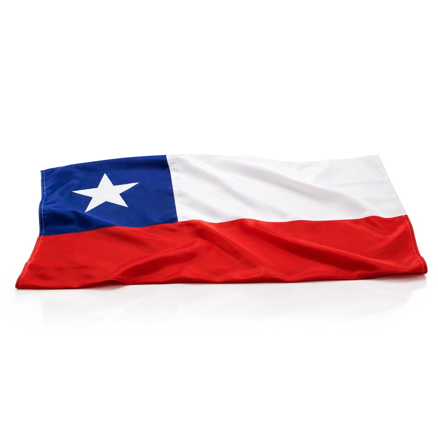 Una bandera chilena con un cuadrado azul, una estrella blanca, una franja superior blanca y una franja inferior roja, colocada en posición horizontal sobre un fondo blanco.