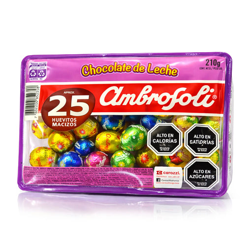 Paquete de huevos de chocolate Ambrosoli con envoltorio de papel de aluminio de colores sobre fondo blanco