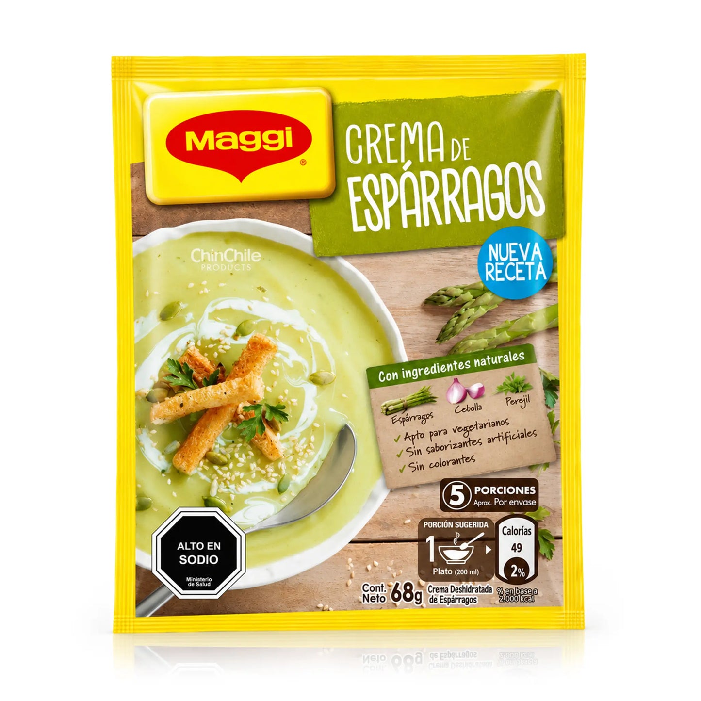Un paquete de Maggi Crema de Espárragos en su envase amarillo original, con un plato de sopa verde en la parte delantera.