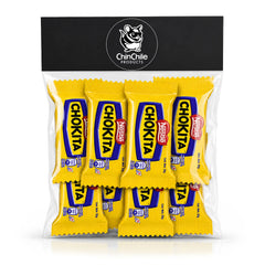 Una bolsa de plástico transparente que contiene diez tabletas de chocolate Chokita envueltas individualmente, con una tarjeta negra en la parte superior en la que aparece impreso el logotipo de ChinChile Products.