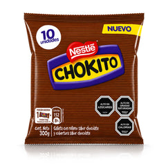 Una bolsa de 300 g de galletas recubiertas de chocolate Chokito de Nestlé, con su característico envoltorio marrón y el logotipo de Chokito en morado y amarillo, sobre un fondo blanco con un sutil reflejo.