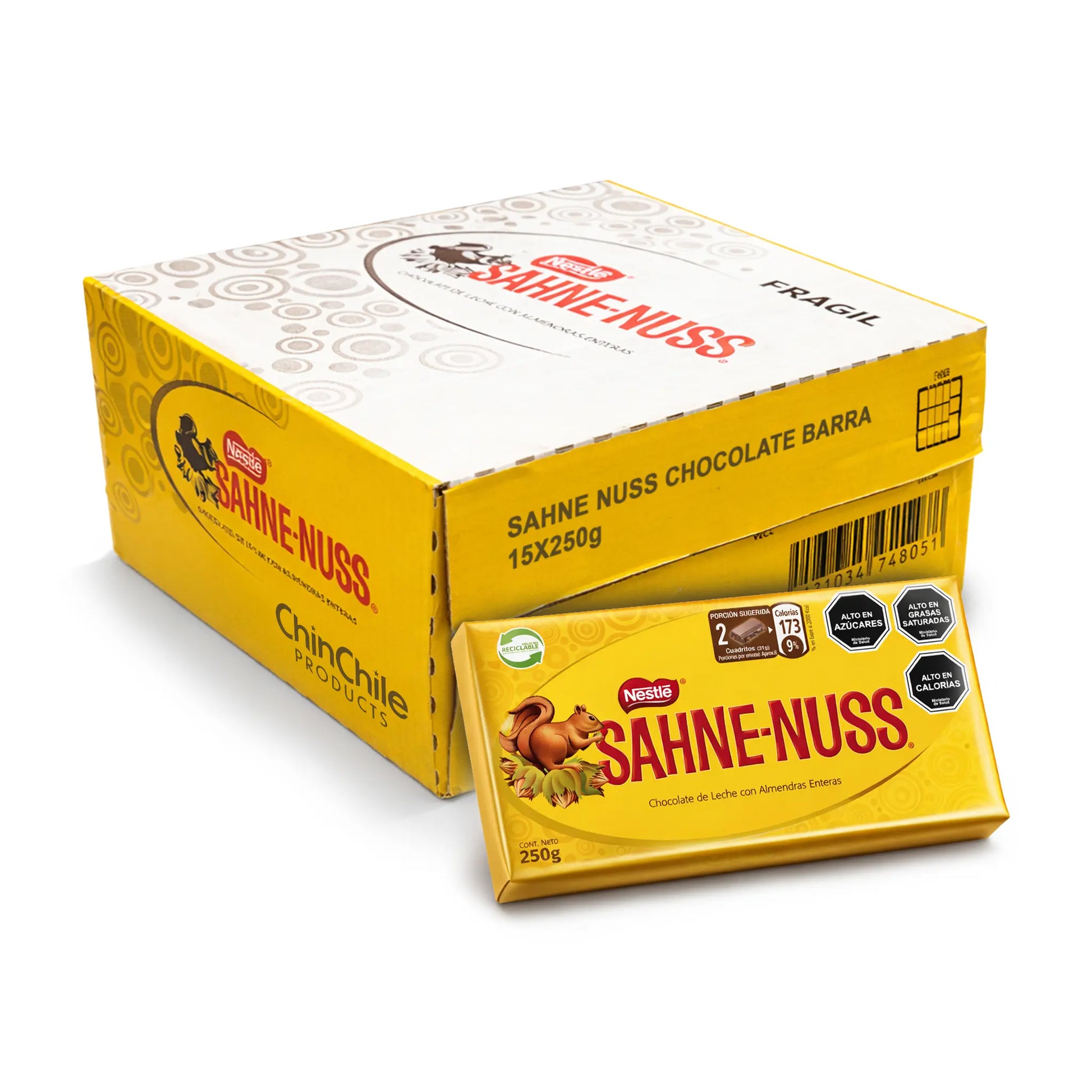 Envase de la tableta de chocolate Nestlé Sahne Nuss sobre fondo blanco