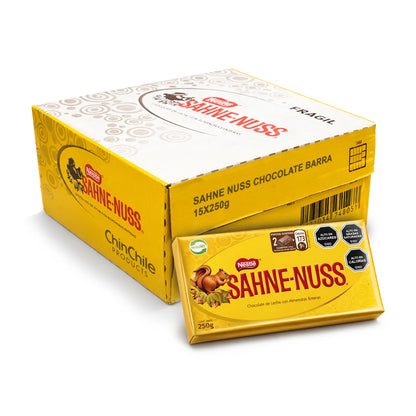 Envase de la tableta de chocolate Nestlé Sahne Nuss sobre fondo blanco